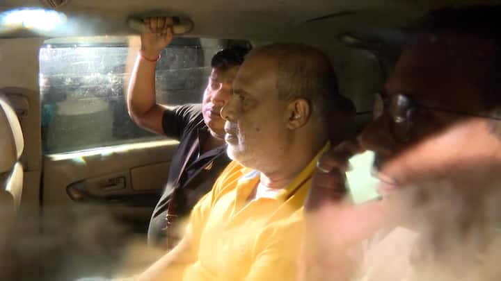 মেসেজে অয়নকে বলা হয়, পালিয়ে যাও। জিনিস সরিয়ে দাও। ইডি আসতে পারে। দাবি কেন্দ্রীয় এজেন্সি সূত্রের।