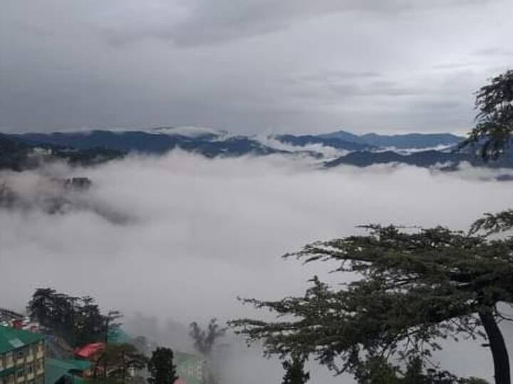 बारिश को तरस रहे हिमाचल प्रदेश पर इंद्रदेव आजकल खूब मेहरबान हैं. शिमला समेत आसपास के इलाकों में पिछले तीन दिन से मेघ बरस रहे हैं. लगातार हो रही बारिश से सामान्य जनजीवन अस्त व्यस्त है. तापमान में गिरावट के साथ ठंड भी बढ़ गई है.