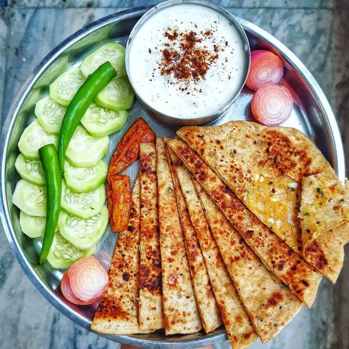 गर्मियों का मौसम आते ही बिहार के लगभग हर घर में सत्तू का पराठा बनना शुरू हो जाता है. केवल पराठा ही नहीं आप गर्मियों में सत्तू को पानी में घोलकर भी पी सकते हैं या फिर सत्तू को पानी और चीनी के साथ मिलाकर खा भी सकते हैं.