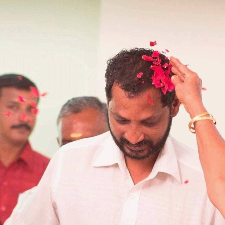 கேடி பில்லா கில்லாடி ரங்கா படத்தில் நா முத்துக்குமாரை இப்படிப்பட்ட வரிகளை எழுத வைத்தது எது? அவர் ஒரு சிறந்த மகனா அல்லது தந்தையா? ’தெய்வங்கள் எல்லாம் தோற்றே போகும் தந்தை அன்பின் முன்னே தாலாட்டு பாடும் தாயின் அன்பும் தந்தை அன்பின் பின்னே’