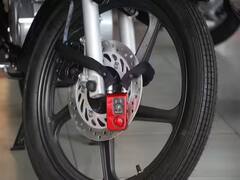 In Pics: बाइक नहीं तो टायर सही! तस्वीरों में देखिए कैसे चोर ने शातिर तरीके से चोरी की घटना को दिया अंजाम