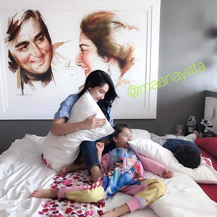 ये संजय और मान्यता का बेडरूम है. जहां बेड के पीछे वाली दीवार पर नरगिस और सुनील दत्त की फोटो लगाई हुई है.