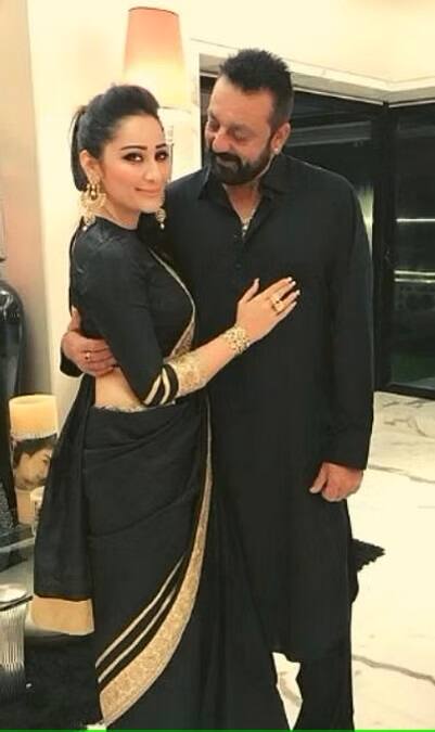 बता दें कि संजय दत्त ने मान्यता से तीसरी शादी की है. दोनों आज एक बेटा और एक बेटी के पेरेंट्स हैं.