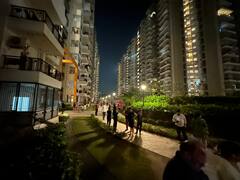 Earthquake In Delhi: दिल्ली-एनसीआर में भूकंप के तेज झटके के बाद घरों से बाहर निकले लोग, देखें तस्वीरें