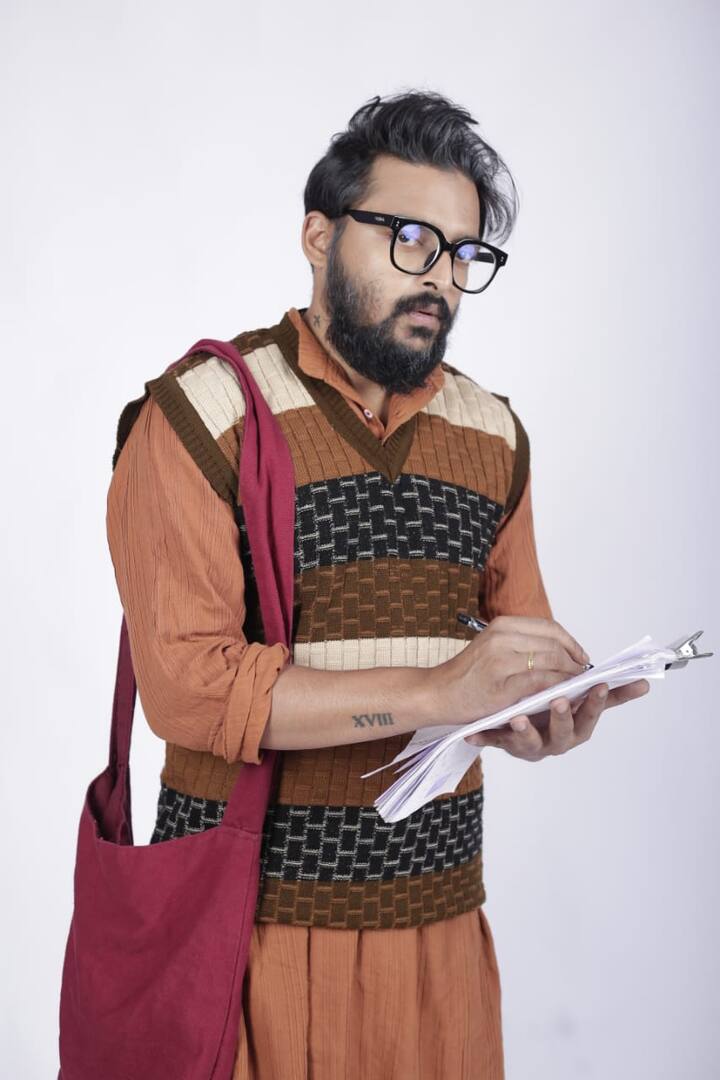 ‘চিত্রকর’ ছবিটি চিত্তরঞ্জন কর নামে একজন রোড স্কেচ আর্টিস্টের জীবনের উপর ভিত্তি করে নির্মিত।