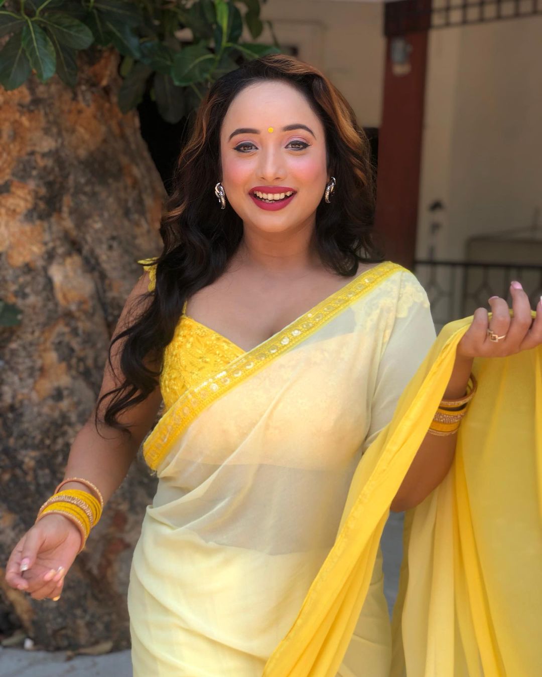 In Photos: भोजपुरी एक्ट्रेस रानी चटर्जी ने पीली साड़ी में बरपाया कहर, कातिलाना अदाओं से फिर जीता फैंस का दिल