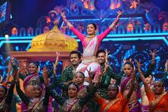 नाकात नथ, कानात झुमके अन् नववारी साडी; साऊथच्या रश्मिकाचा मराठमोळा ठसका