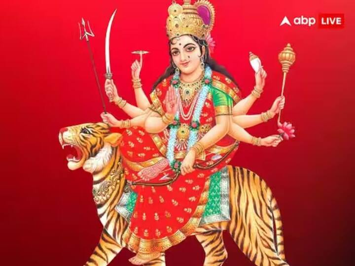 નવરાત્રીનો સમય વાસ્તુ દોષના ઉપાય માટે પણ શ્રેષ્ઠ માનવામાં આવે છે. એવું માનવામાં આવે છે કે નવરાત્રી દરમિયાન માતાની સાચા મનથી પૂજા કરવાથી નકારાત્મક શક્તિઓ ઘરમાંથી દૂર થઈ જાય છે.