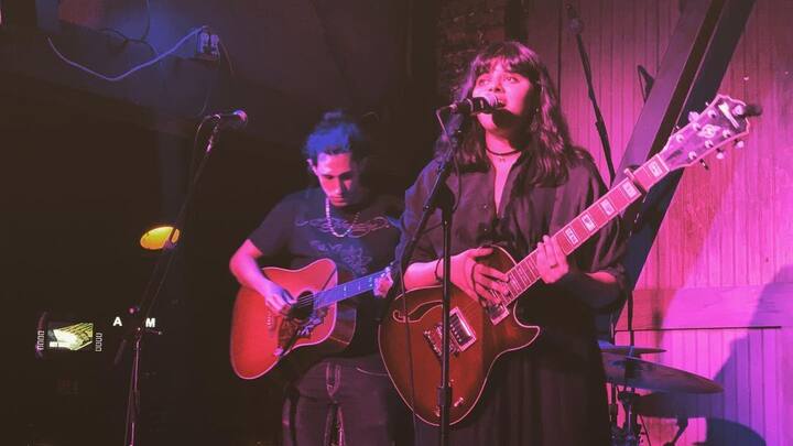 सोशल मीडिया पर अक्सर कैरविना अपने सिंगिंग टैलेंट को दिखाती रहती हैं. उनकी आवाज किसी को भी अपने वश में कर सकती है.