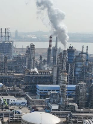 World Largest Reserve Oil: सऊदी, इराक को छोड़ इस देश के पास है सबसे ज्यादा तेल, फिर भी पड़े हैं खाने के लाले, देखें तस्वीरें