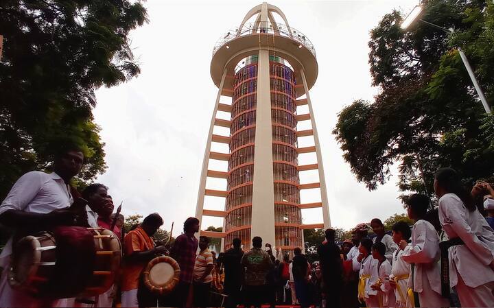 அண்ணா நகரின் டவர் பார்க்கில் மக்கள் அனுமதிக்கப்பட்டாலும், அங்கு உள்ள டவரின் உச்சிக்கு செல்ல தடை விதிக்கப்பட்டது.