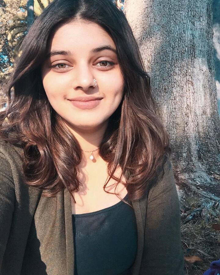 कैरविना शर्मा यूं तो लाइमलाइट से दूर रहती हैं, लेकिन अन्य यंगस्टर्स की तरह सोशल मीडिया पर उनकी काफी पकड़ है.