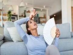 Heart Attack Symptoms: ਹਾਰਟ ਅਟੈਕ ਅਤੇ ਮੀਨੋਪੌਜ਼ ਦੇ ਲੱਛਣ ਇੱਕੋ ਜਿਹੇ ਹੋ ਸਕਦੇ ਹਨ… ਔਰਤਾਂ ਜ਼ਰੂਰ ਪੜ੍ਹ ਲੈਣ ਇਹ ਖਾਸ ਗੱਲ