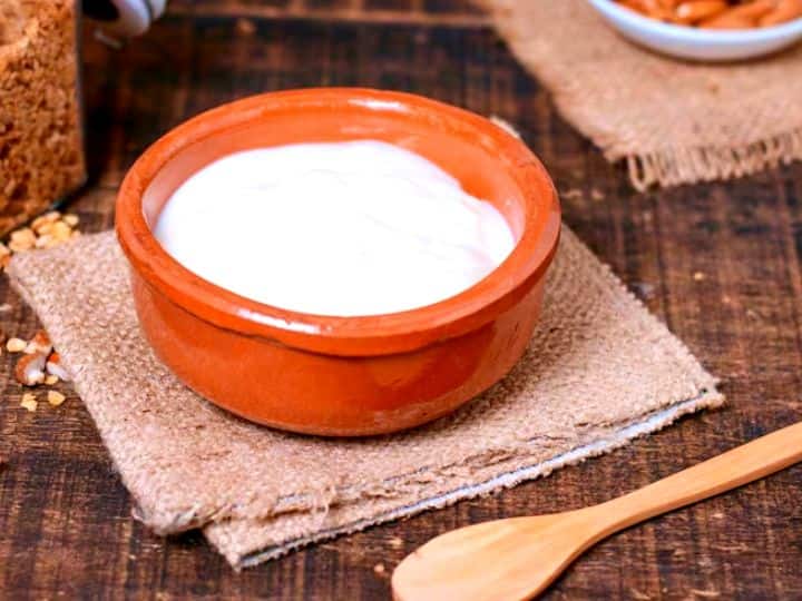 Sour Curd Uses Know How To Use Sour Curd In Different Dishes Sour Curd: खट्टी दही खाने का नहीं करता मन? तो फेंकने के बजाय इन पकवानों में कर लें इसका इस्तेमाल, चाटते रह जाएंगे उंगलियां