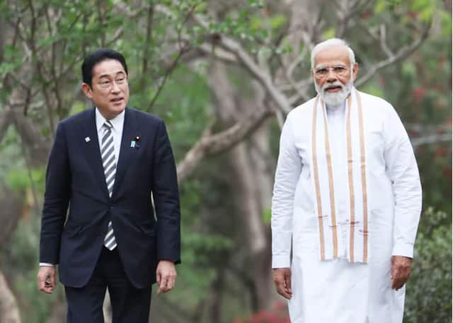 जपानचे पंतप्रधान फुमियो किशिदा दोन दिवसांच्या भारत दौऱ्यावर आहेत. किशिदा यांनी यावेळी भारतीय अन्न पदार्थांचा आस्वाद घेतला.