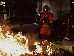 पेरिस में इमैनुएल मैक्रों सरकार के खिलाफ लोगों का कम नहीं हो रहा गुस्सा, कचरे के ढेर को किया आग के हवाले