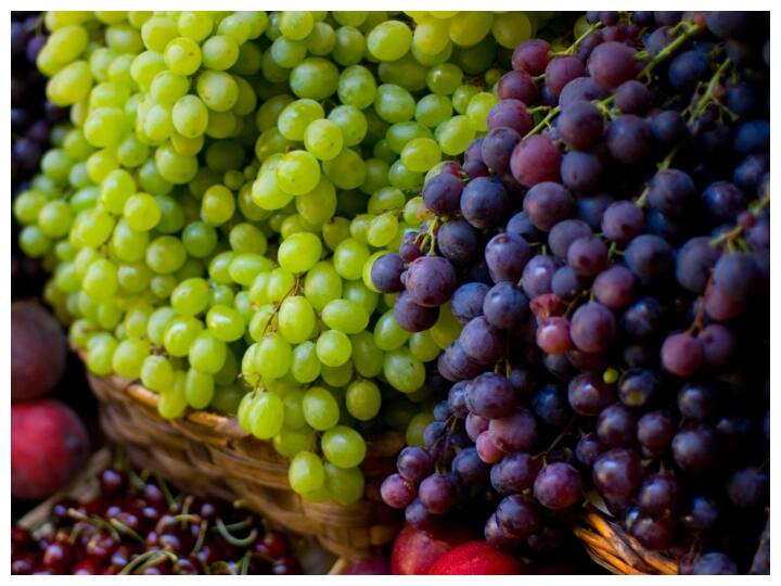 Know Difference between black and green grapes and why black grapes are expensive Read here reason of it क्या आप जानते हैं आखिर काले वाले अंगूर महंगे क्यों आते हैं... ये है इसका कारण