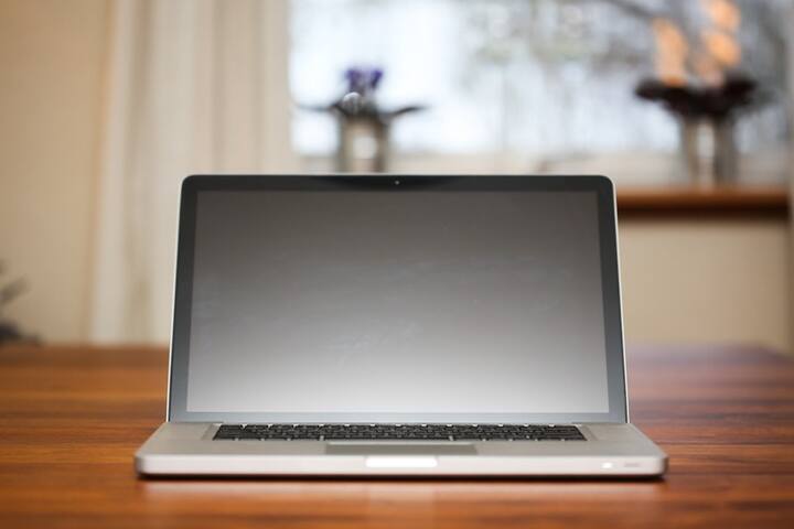 यही वजह है कि एपल अपने डिवाइस में यह फीचर नहीं देता है. दरअसल, macOS जिस तरह से ग्राफिक्स और स्क्रीन अपडेट को हैंडल करता है वह विंडोज से अलग है. हालांकि, जरूरत पड़ने पर आप कमांड + आर दबाकर फाइंडर विंडो को रिफ्रेश कर सकते हैं.