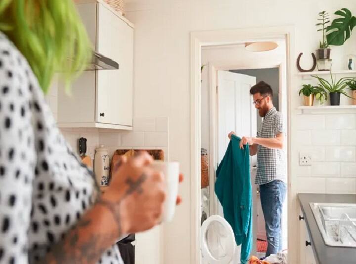 If Man Helps His Partner With Household Chores, Their Intimacy Increases, Says Study கணவர்களே வீட்டு வேலைகளுக்கு உதவியா இருங்க.. அப்புறம் பாருங்க உங்க மனைவியோட காதலை..!