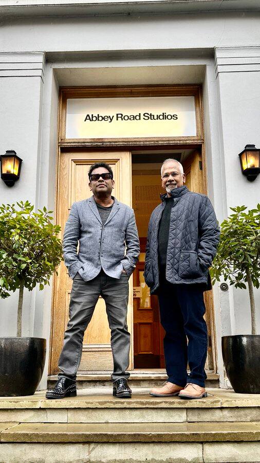 இவர்கள் லண்டனில் எடுத்த போட்டோ இணையத்தில் வைரலாகி வருகிறது.