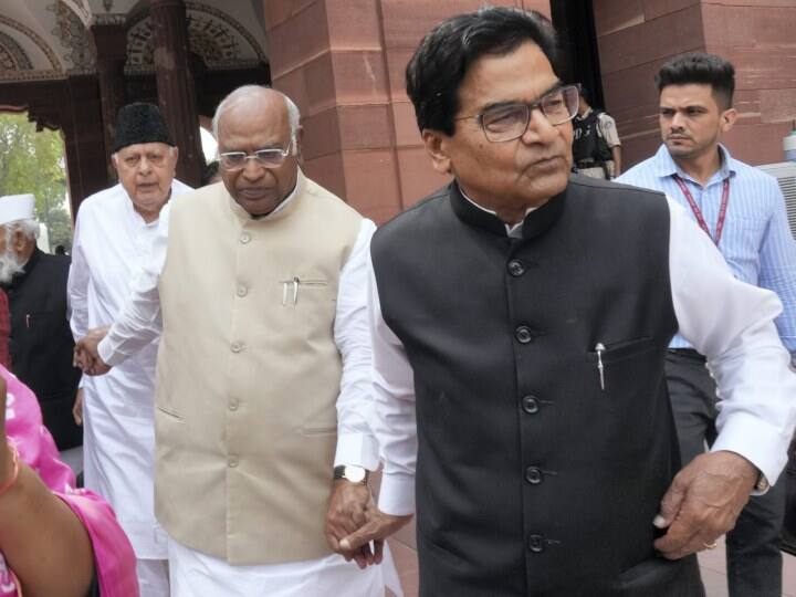 समाजवादी पार्टी प्रमुख अखिलेश यादव बीते दिनों में कांग्रेस के खिलाफ खुलकर बयानबाजी करते रहे हैं. उन्होंने अमेठी और रायबरेली से लोकसभा चुनाव में उम्मीदवार उतारने के संकेत भी दिए हैं.