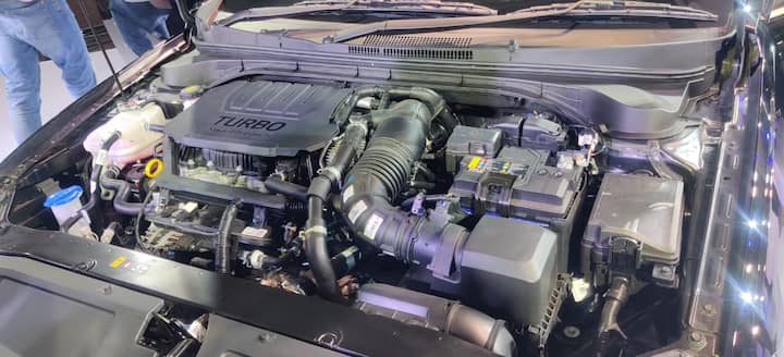 हुंडई ने अपनी इस कार में 1.5L टर्बो पेट्रोल इंजन दिया है, जो 160bhp की पावर देता है. इसके साथ इसमें DCT गियरबॉक्स और मेनुअल ट्रांसमिशन भी मिलता है. इसे डीजल विकल्प के साथ नहीं उतारा गया.