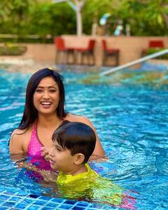 Shweta Tiwari Pics: 42 साल की ‘अपराजिता’ ने डीप नेक स्विम सूट पहन Pool में लगाई आग, धड़ल्ले से वायरल हुई तस्वीरें