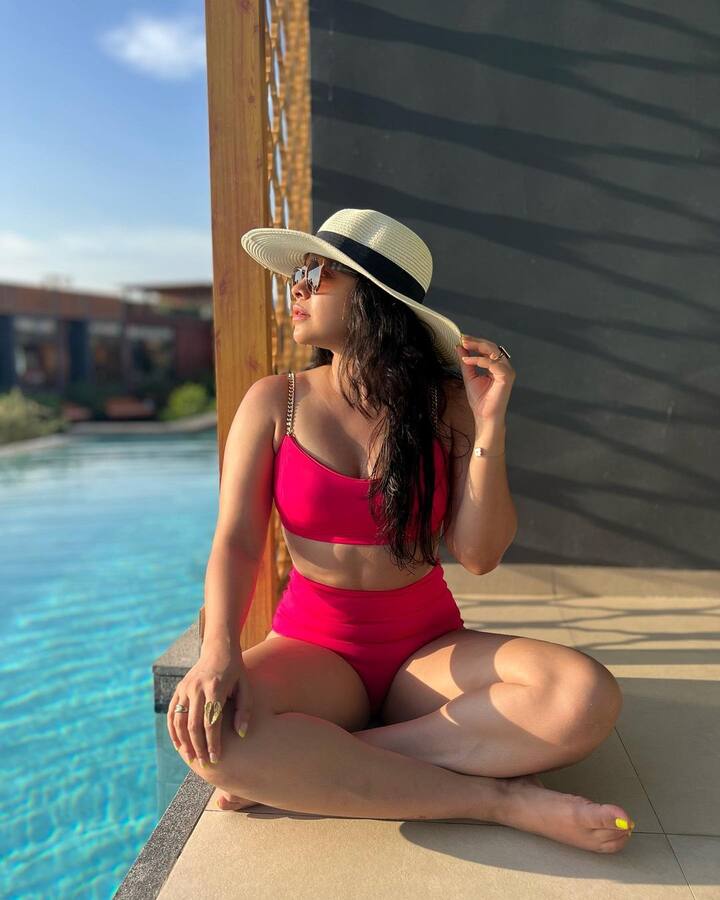 सुमोनाने पिंक कलरची बिकिनी परिधान केली आहे. बिग हॅटसह तिने स्विमिंग पूलजवळ पोझ देत फोटो काढले.