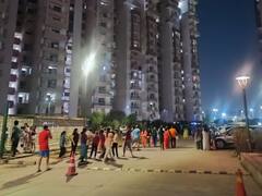 Earthquake In Delhi: दिल्ली-एनसीआर में भूकंप के तेज झटके के बाद घरों से बाहर निकले लोग, देखें तस्वीरें