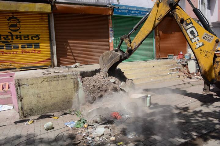 यानंतर दुपारी एन- 10 मधील पोलीस मेसपर्यंत दहा बाय दहा आकाराचे 4 पत्र्याचे शेड काढण्यात आले आहे.