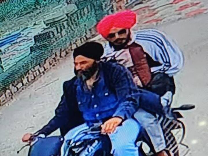 Khalistan Supporter Amritpal Singh Seen on Bike wearing Pink Turban in Latest CCTV Footage मर्सडीज से ब्रेजा और फिर बाइक: ऐसे लुक बदलकर भागता रहा अमृतपाल सिंह, देखें वीडियो