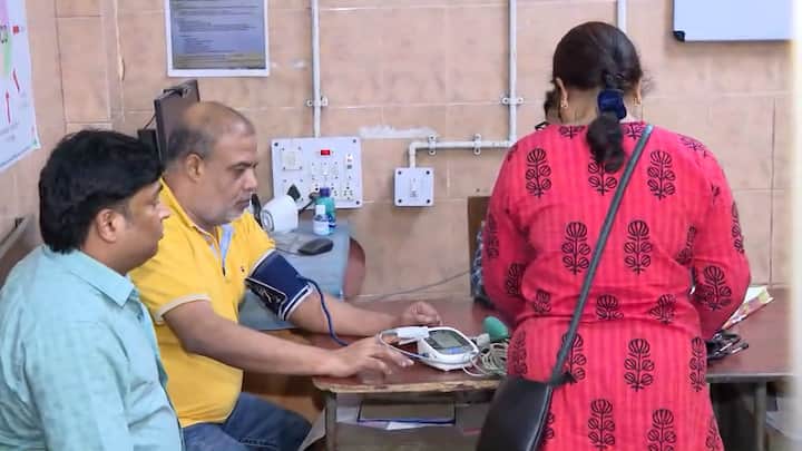 মেসেজ নিয়ে অয়নকে প্রশ্ন করা হলে বারবার তা এড়িয়ে যাচ্ছেন অয়ন।