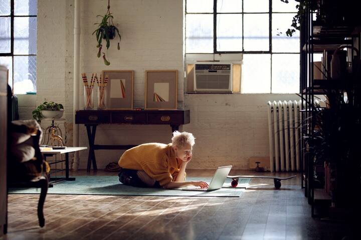 घर में विंडो एसी लगवाते समय लोग यह सोचते हैं कि क्या इसे हल्का-सा झुका हुआ रखना है या नहीं? दरअसल, इसे झुका कर लगाने का संबंध पानी के लीक होने से होता है.