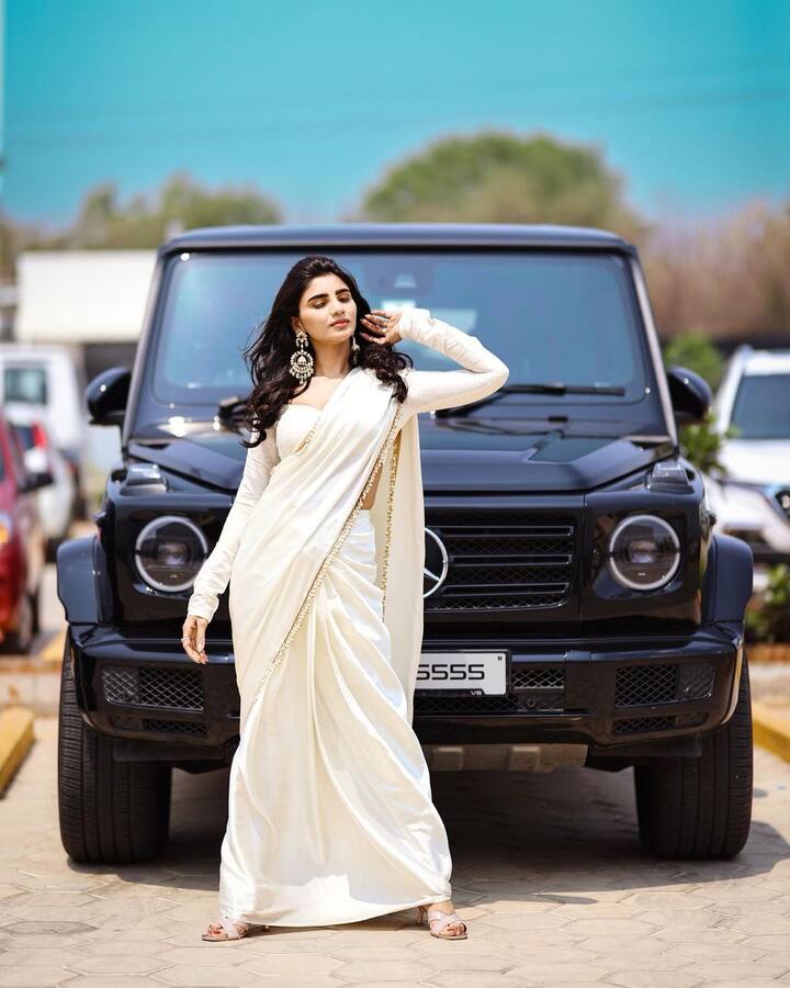 ‘జబర్దస్త్’ వర్ష లేటెస్ట్ ఫొటోలు - Image Credit: Sreemukhi/Instagram