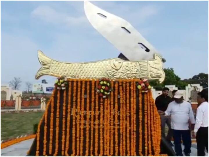 rampur administration installed largest knife at intersection to revive its machete industry ann Rampur: 'रामपुरी' को फिर से पहचान दिलाने की तैयारी, चौराहे पर लगाया गया दुनिया का सबसे बड़ा चाकू