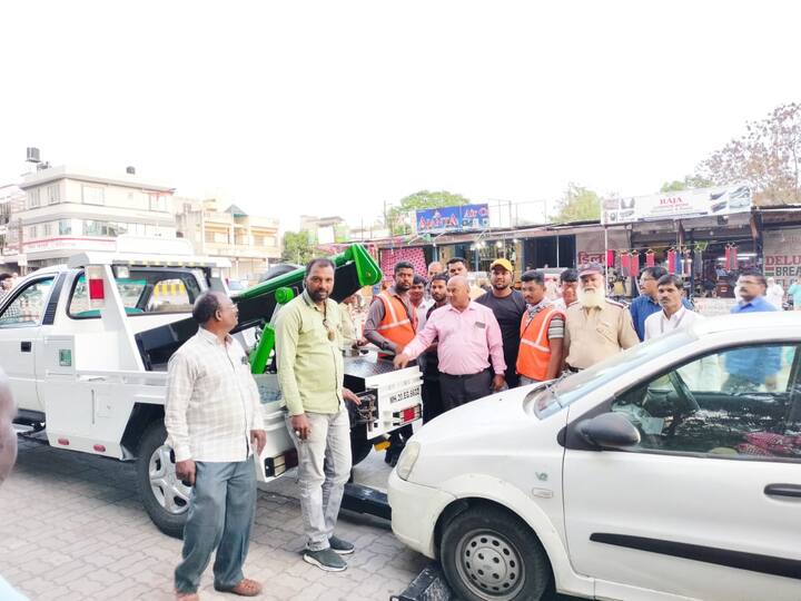 यामध्ये रस्त्यावर व रस्त्याच्या डिव्हायडरमध्ये चार चाकी वाहनाविरुद्ध कारवाई करण्यात आली. तसेच रस्त्यावरील बंद असलेली भंगार वाहने जप्त करण्यात आली.