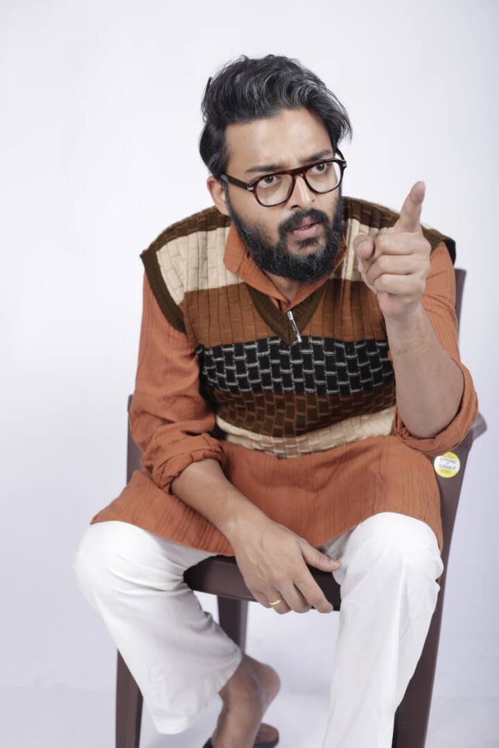 ‘চিত্রকর’ ছবিটির গল্প লিখেছেন অনির্বাণ চক্রবর্তী।