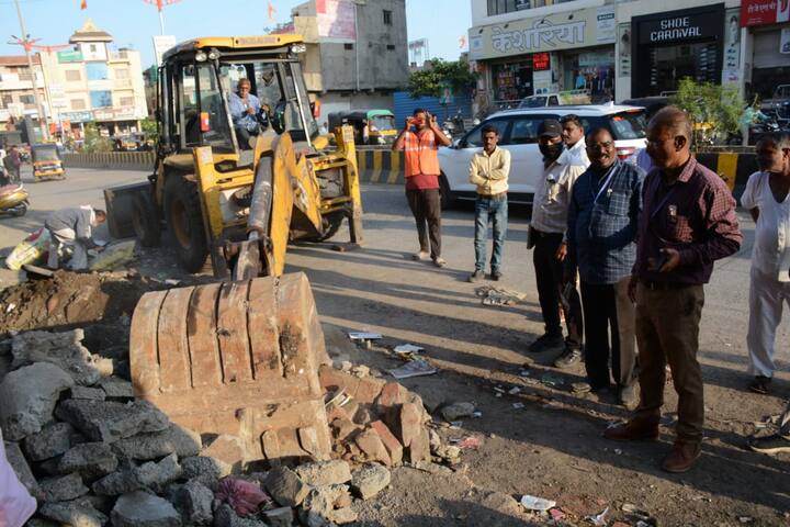 तसेच अतिक्रमण हटवा पथकाच्या वतीने मुख्य रस्त्यावर असलेल्या चार थंड पेय सोडा गाडी व एक रसवंती हटविण्यात आली.