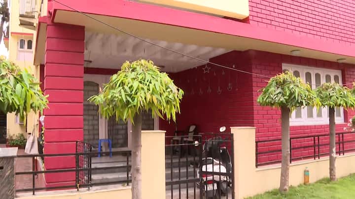 প্রায়ই ভোরবেলায় এই অফিস থেকে লোকজনকে বেরিয়ে যেতে দেখেছেন বলেও দাবি করেন ওই সাফাই কর্মী।