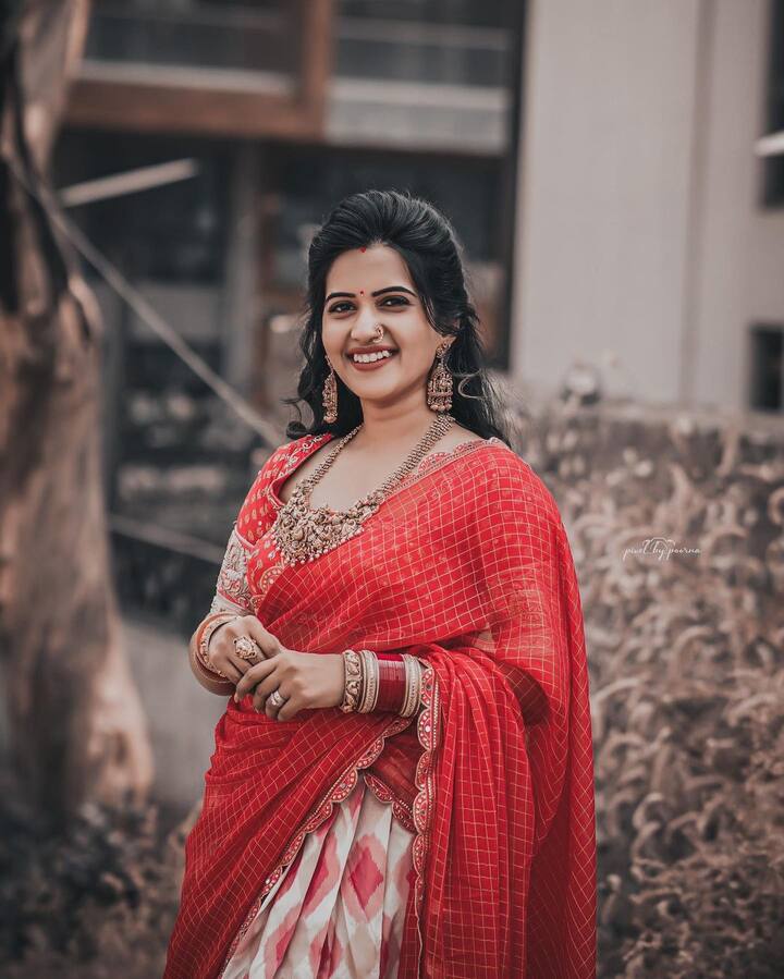 బిగ్ బాస్ షో తర్వాత యాంకర్ గా సత్తా చాటుతోంది. .Photo Credit: sravanthi_chokarapu/ instagram