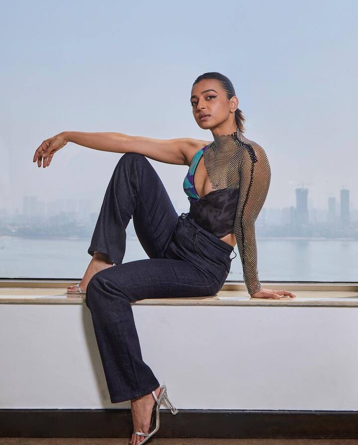 राधिका एक शेयरिंग कमरे में रहती थी उस कमरे में उनके साथ एक और लड़की थी. इतना ही नहीं राधिका आप्टे पैसे बचाने के लिए शुरूआती दिनों में बेस्ट की बस से गोरेगांव ईस्ट से दादर तक सफर किया करती थीं.