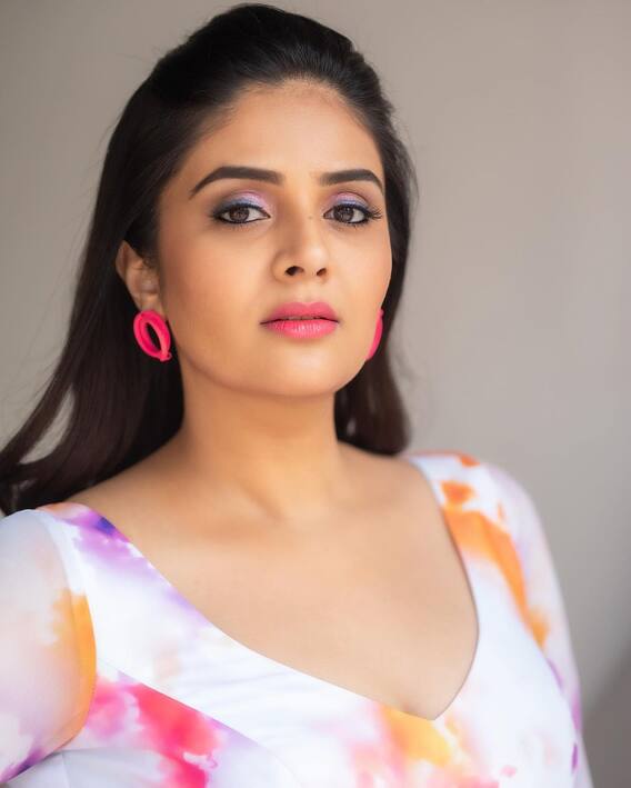 Anchor Sreemukhi: రంగేలీ డ్రెస్‌లో రాములమ్మ - మరీ ఇంత అందంగా ఉంటే కుర్రాళ్లు తట్టుకోలేరమ్మ!