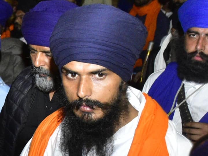 Waris Punjab De: भगोड़े अमृतपाल सिंह की गिरफ्तारी के लिए 6 राज्यों में अलर्ट, चप्पे-चप्पे पर पुलिस बल की तैनाती Amritpal Singh Arrest Operation Alert in 6 states Police Forces deployed everywhere Waris Punjab De: भगोड़े अमृतपाल सिंह की गिरफ्तारी के लिए 6 राज्यों में अलर्ट, चप्पे-चप्पे पर पुलिस बल की तैनाती