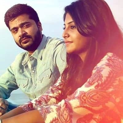 எதிர்பாராத நேரத்தில் வரும் காதலை விளக்கும் வரிகள் 'கண்களில் ஏக்கம்.. காதலின் மயக்கம்.. ஆனால் பார்த்த நிமிடம் ஒரு விதமானத் தயக்கம்.. '