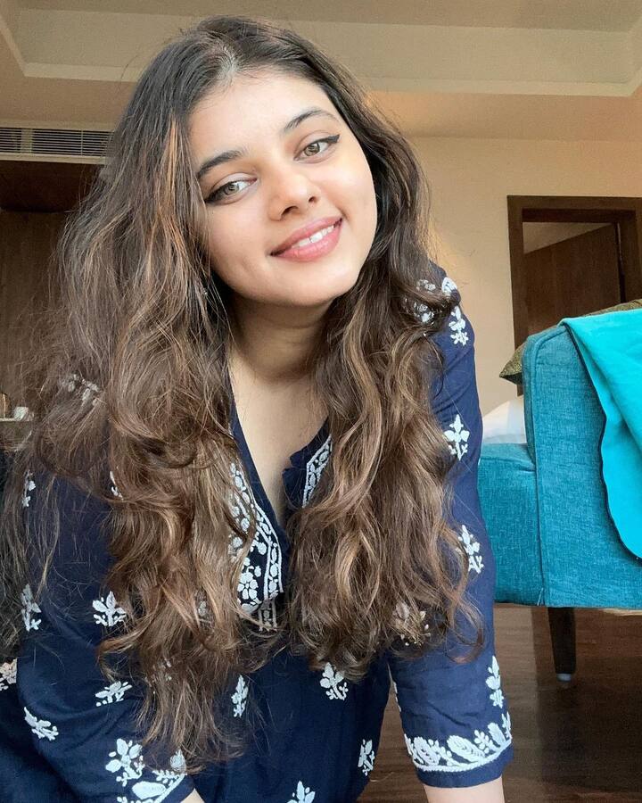 कैरविना सुंदरता से बॉलीवुड एक्ट्रेसेस को भी फेल कर देती हैं. कंजी आंखें और चेहरे पर डिंपल अनिल शर्मा की बेटी की खूबसूरती में चार-चांद लगाते हैं.