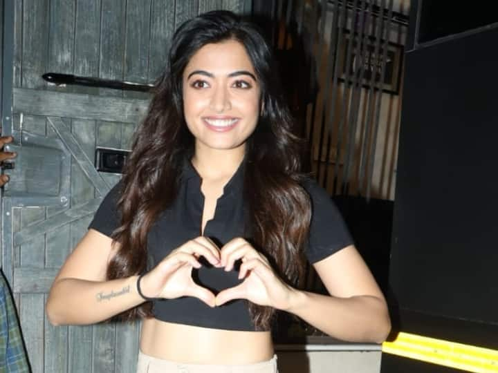 Rashmika Mandanna Photos: बीती रात मीडिया के कैमरों ने पुष्पा गर्ल रश्मिका मंदाना को अपने कैमरा में कैप्चर किया है.