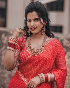 Sravanthi Chokkarapu: చీరలో తళుక్కున మెరిసిన బిగ్ బాస్ బ్యూటీ స్రవంతి