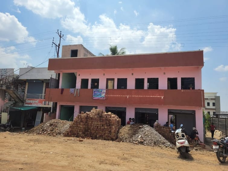 Baramati Latest Marathi News Update kathewadi village palkhi marg house वाह क्या बात है! बारामतीत पालखी मार्गात येणारी इमारत न पाडता उचलून मागे सरकवली