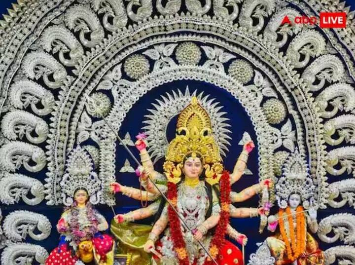 દુર્ગા માતા માટે ઘી અથવા તલના તેલનો દીવો પ્રગટાવતી વખતે વિશેષ ધ્યાન રાખો. ઘીનો દીવો દેવીની જમણી બાજુ હોવો જોઈએ અને તલના તેલનો દીવો દેવીની ડાબી બાજુ હોવો જોઈએ. આવું કરવાથી ઘરમાં આશીર્વાદ આવે છે.