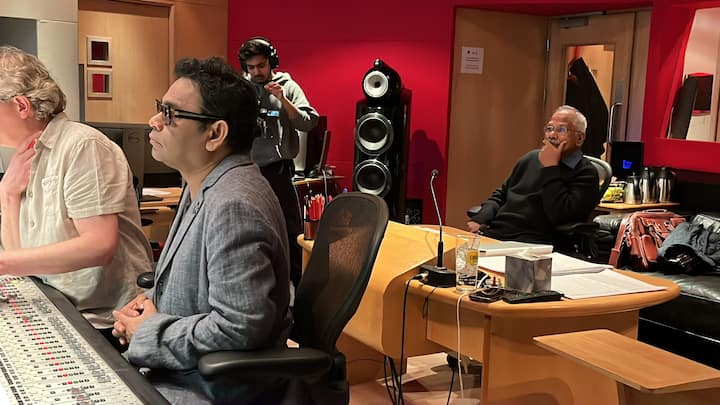 ரோஜா திரைப்படம் மூலமாக இவர்கள் இரண்டு பேருமே இணைந்தார்கள்.